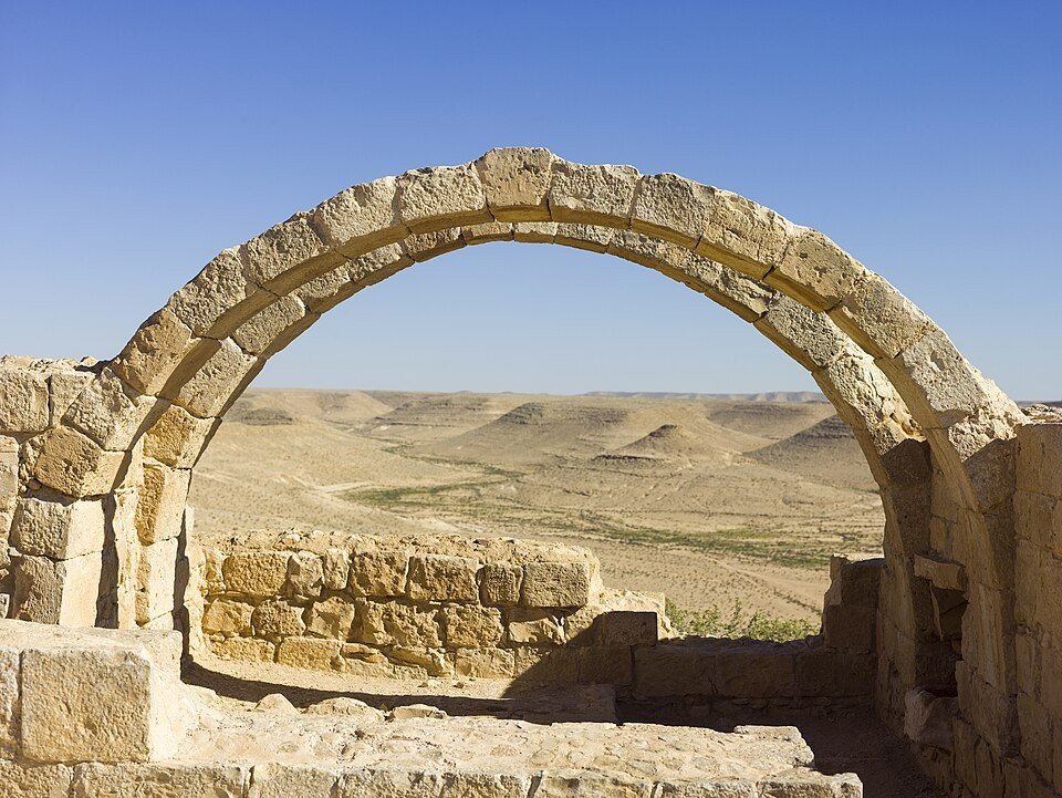 קשת אבן בעיר הנבטית עבדת, ומבעדה נשקף נוף הנגב