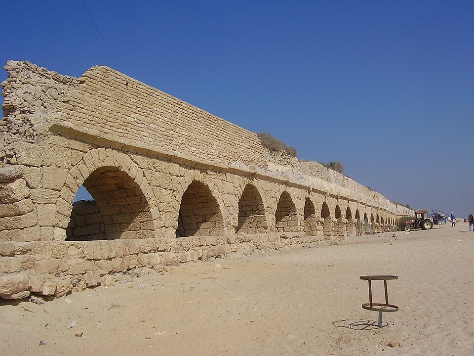 אמת המים הרומית של קיסריה נמתחת לאורך חוף הים, אחד האתרים הארכיאולוגיים הנגישים ביותר למשפחות | צילום: צילום: ד"ר אבישי טייכר, ויקישיתוף, CC BY 2.5
