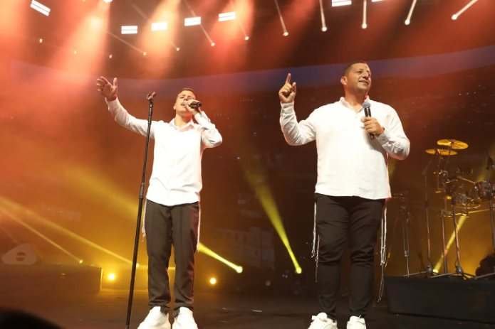האב והבן בביצוע 'עומד בשער' של עמיר בניון על במת הגמר | צילום: עובדיה כלימי ואלדד עובדיה