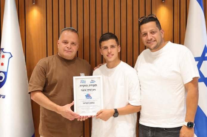 ראש העיר תומר גלאם מעניק את תעודת ההוקרה לגיא ואיתי איבגי בלשכתו | צילום: עובדיה כלימי ואלדד עובדיה