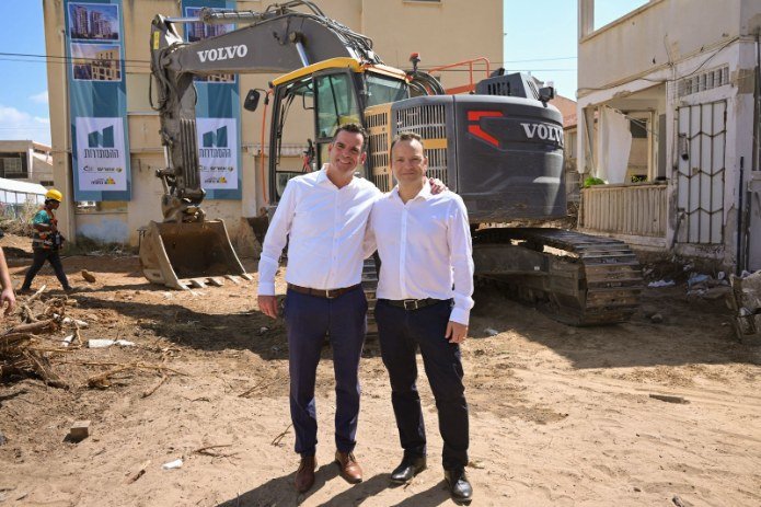 עדי דנה, מנכ"ל אזורים (מימין), ואבי סלמה, ראש עיריית נתניה, במעמד ההריסה של פרויקט N ההסתדרות | צילום: ליאור גולדשטיין