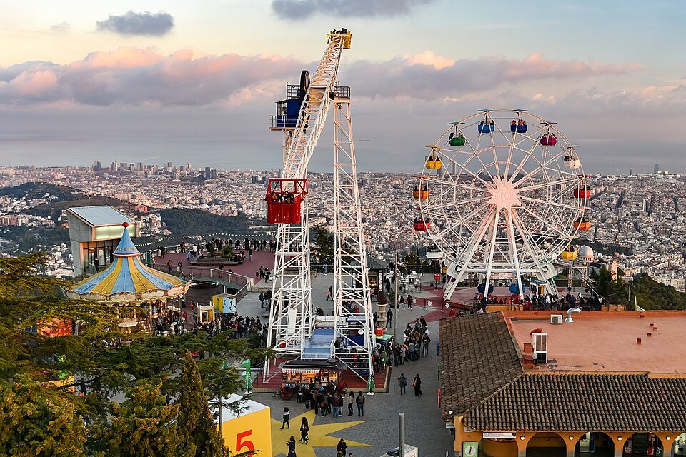 פארק השעשועים בטיבידאבו, על ההר שמשקיף על ברצלונה