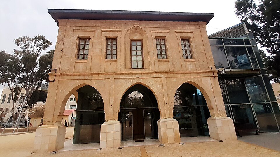 מוזיאון הנגב לאמנות שוכן בבית המושל העות'מאני, לצד אגף זכוכית מודרני
