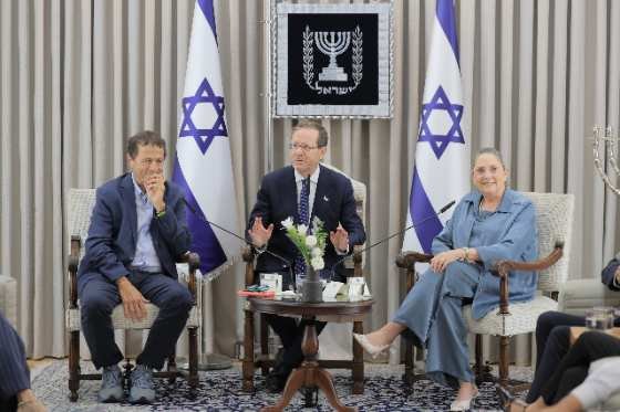 שיחה על הבמה באירוע ההשקה בבית הנשיא. צילום: עוז שכטר