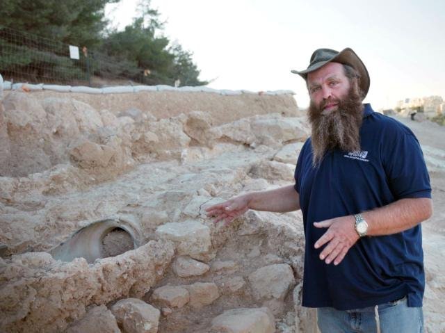 ד"ר בנימין סטורצ'ן, מנהל החפירה מטעם רשות העתיקות. צילום: אמיל אלג'ם, רשות העתיקות