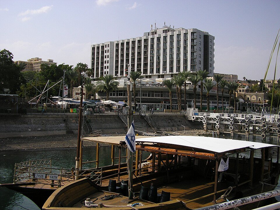 טיילת יגאל אלון והמרינה בטבריה, על שפת הכנרת