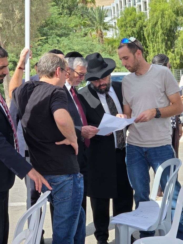 מנכ"ל המשרד לשירותי דת יהודה אבידן והרב האזורי של תמר הרב מאיר אלמליח באירוע הנחת אבן הפינה. צילום: דוברות המשרד לשירותי דת