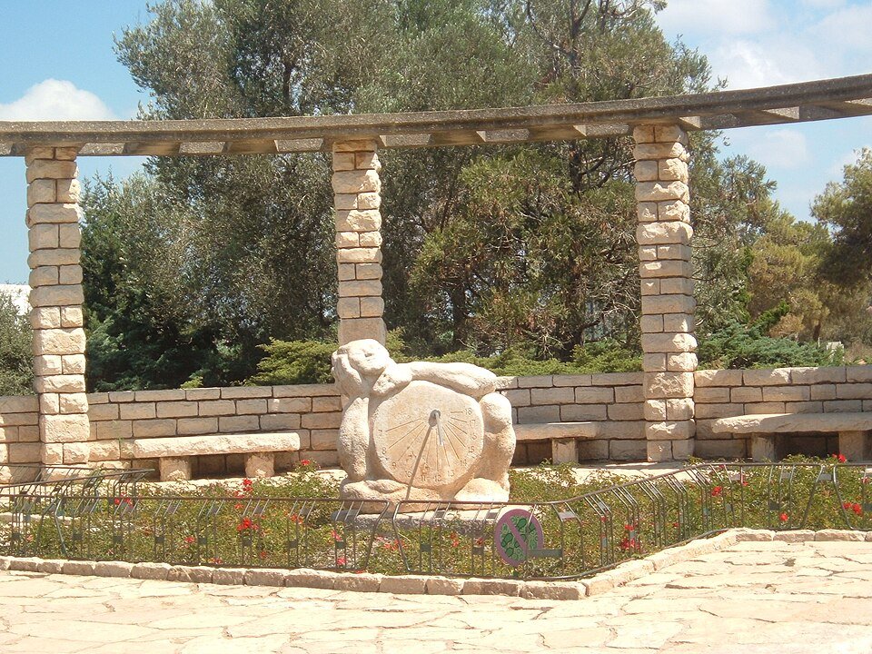 שעון השמש בגני רמת הנדיב, תחת סוכת אבן – תחנה אהובה על ילדים