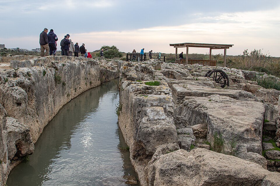 התעלה החצובה בסלע בשמורת נחל תנינים, ומטיילים על הגשר שמעליה