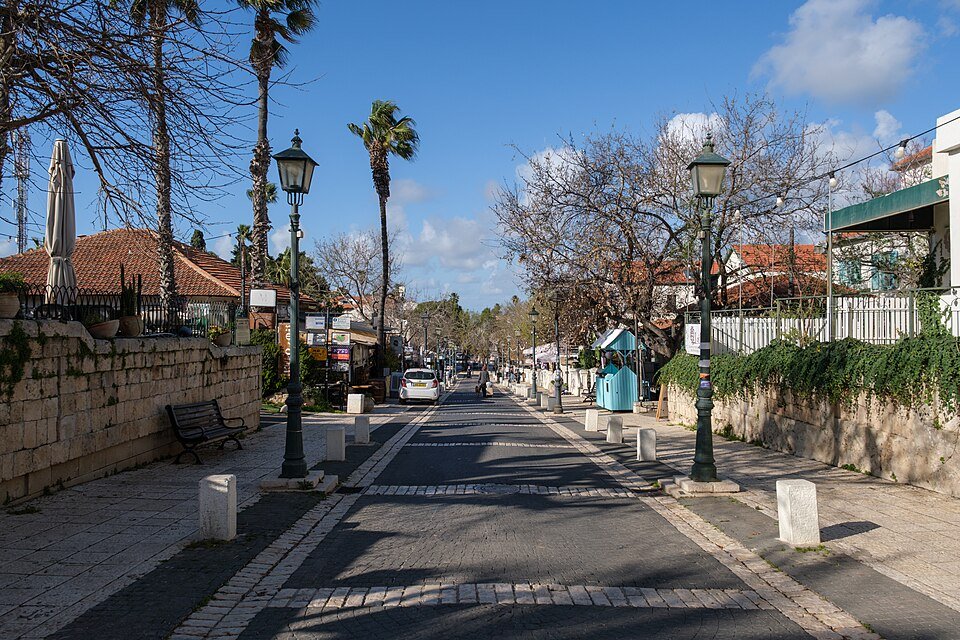 רחוב בזכרון יעקב, בין דקלים לבתי אבן מתקופת העלייה הראשונה