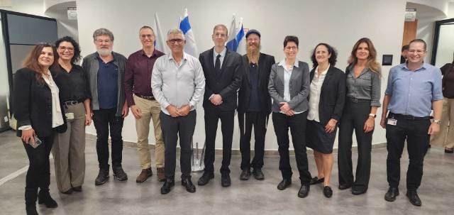 פרופ' ירון פלוס ושמעון סוויסה עם צוותי העבודה מהלמ"ס וממשרד התחבורה. צילום: למ"ס
