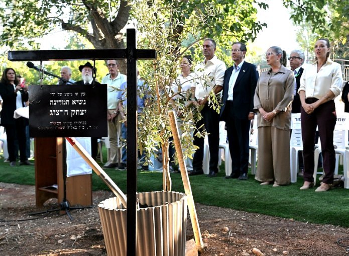 נטיעת עץ הזית באדמת אחוזת דוברובין. צילום: חיים צח, לע"מ