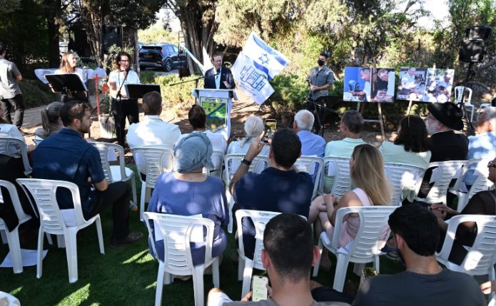 הנשיא ורעייתו עם תושבי יסוד המעלה. צילום: חיים צח, לע"מ