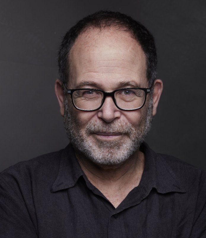 האמן זאב אנגלמאיר, שינחה מעבדת איור. צילום: לו אוסטרינסקי
