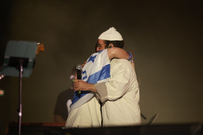 רגע מרגש על הבמה בביצוע השיר "המלחמה האחרונה". צילום: אלדד עובדיה, כפיר שררה ועומרי סילבר