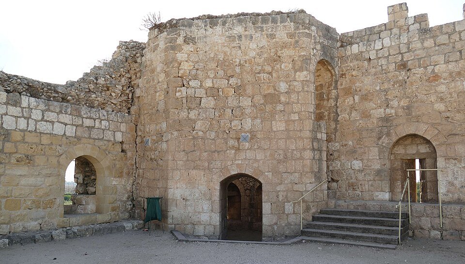 חצר מצודת אנטיפטריס בתל אפק, עם מדרגות ושער מקומר