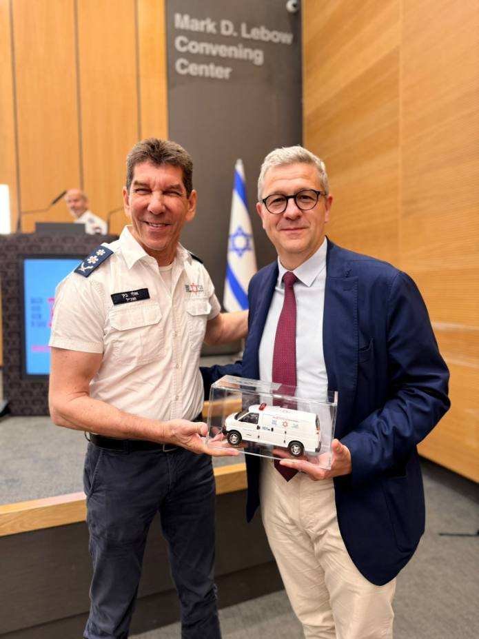 שגריר צרפת המיועד בישראל כריסטוף פריזו בביקורו בקריית מגן דוד אדום ברמלה | צילום: שגרירות צרפת