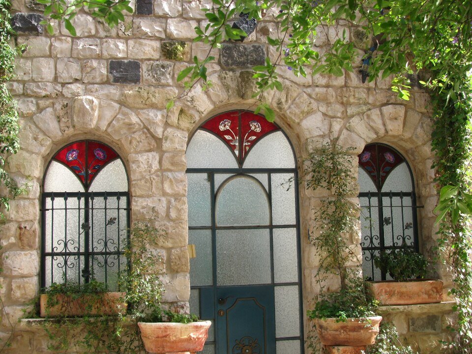 בית אבן משוחזר במושבה העתיקה בראש פינה, עם חלונות קשת