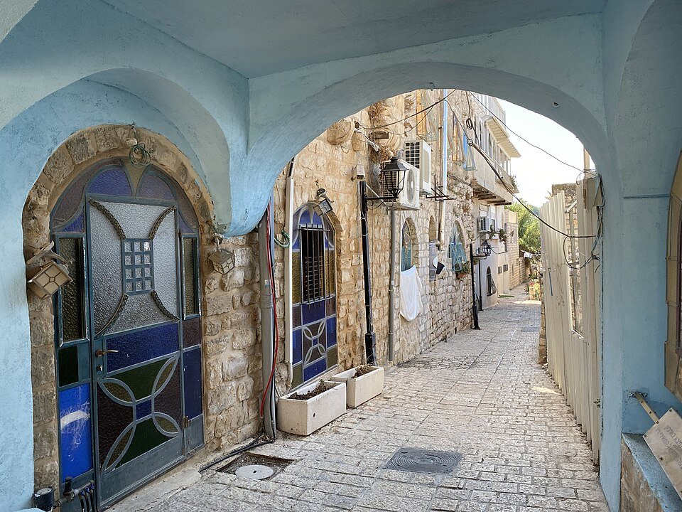 סמטה בעיר העתיקה של צפת, בין קשתות אבן ותריסים כחולים | צילום: צילום: שלמה רודד, ויקישיתוף, CC BY 2.5
