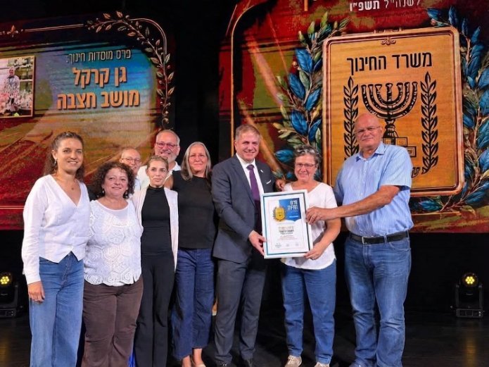 מימין לשמאל: מאיר צור, עדי ניר-לוי, שר החינוך יואב קיש ואסנת סלע. מאחור: רמי לב, קרן פנחס, יוכי בוימגולד ונגה גבורי. צילום: ליאור לוי | צילום: צילום: ליאור לוי