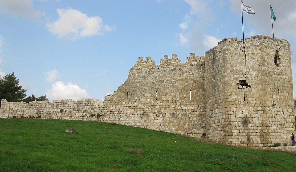 חומות מבצר אנטיפטריס בגן הלאומי מקורות הירקון (צילום: Deror avi, ויקישיתוף, CC BY-SA 3.0)