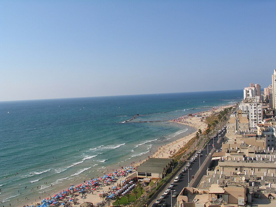 חופי בת ים והטיילת שלאורכם, ממבט אווירי (צילום: Odo1982, ויקישיתוף, נחלת הכלל)