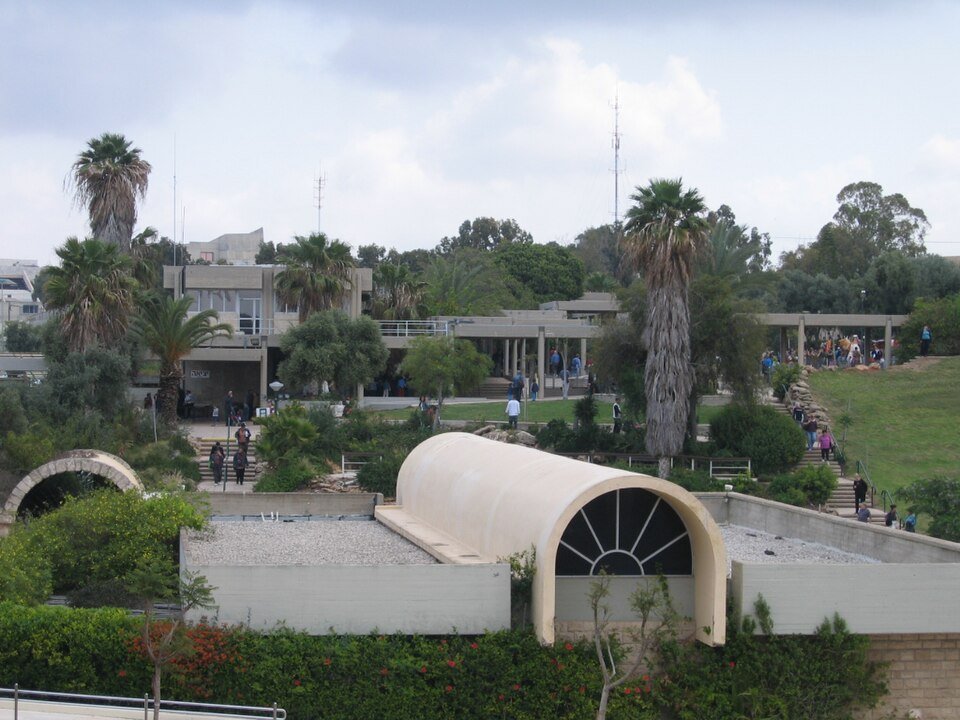 מבני התצוגה של מוזיאון ארץ ישראל ברמת אביב, פרושים סביב תל קסילה (צילום: Talmoryair, ויקישיתוף, נחלת הכלל)