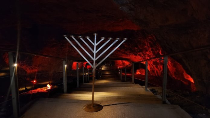 חנוכייה במערת צדקיהו בירושלים | צילום: פמ"י