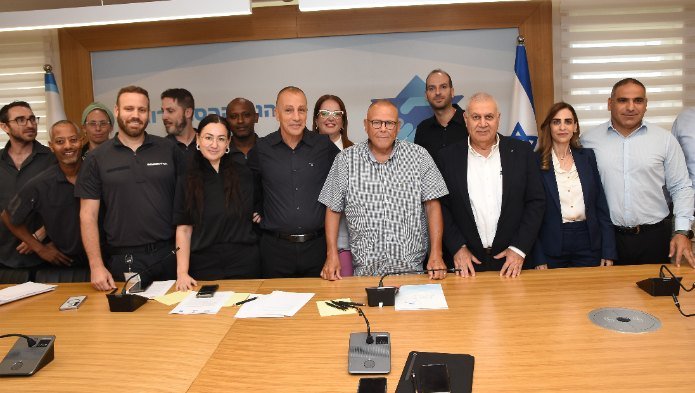 מעמד חתימת ההסכם הקיבוצי לעובדי מינהל אכיפה וזרים | צילום: צילום: יסמין גיל, דוברות ההסתדרות