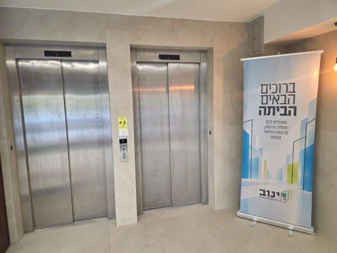 שלט “ברוכים הבאים הביתה” בלובי הבניין עם תחילת מסירת הדירות. צילום: י.נ.ו.ב