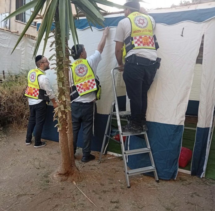 צוות מד"א משלים את בניית הסוכה עבור האישה שנפגעה בנתניה | צילום: דוברות מד"א