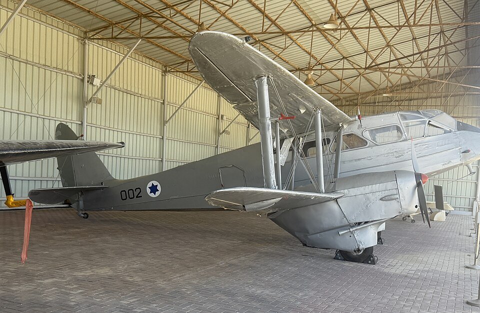 מטוסים היסטוריים מתחת לגגון במוזיאון חיל האוויר בחצרים