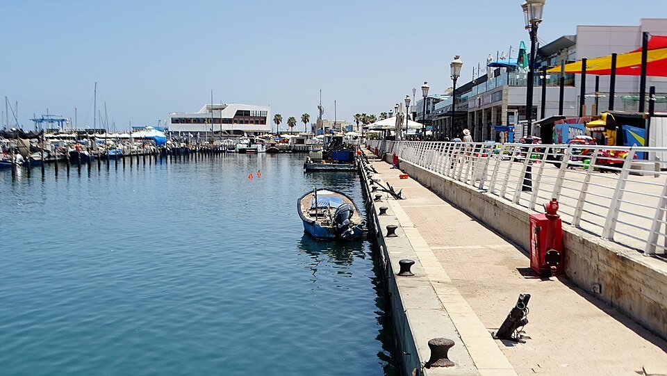 הטיילת לאורך מרינת אשקלון, עם סירות עוגנות משני הצדדים
