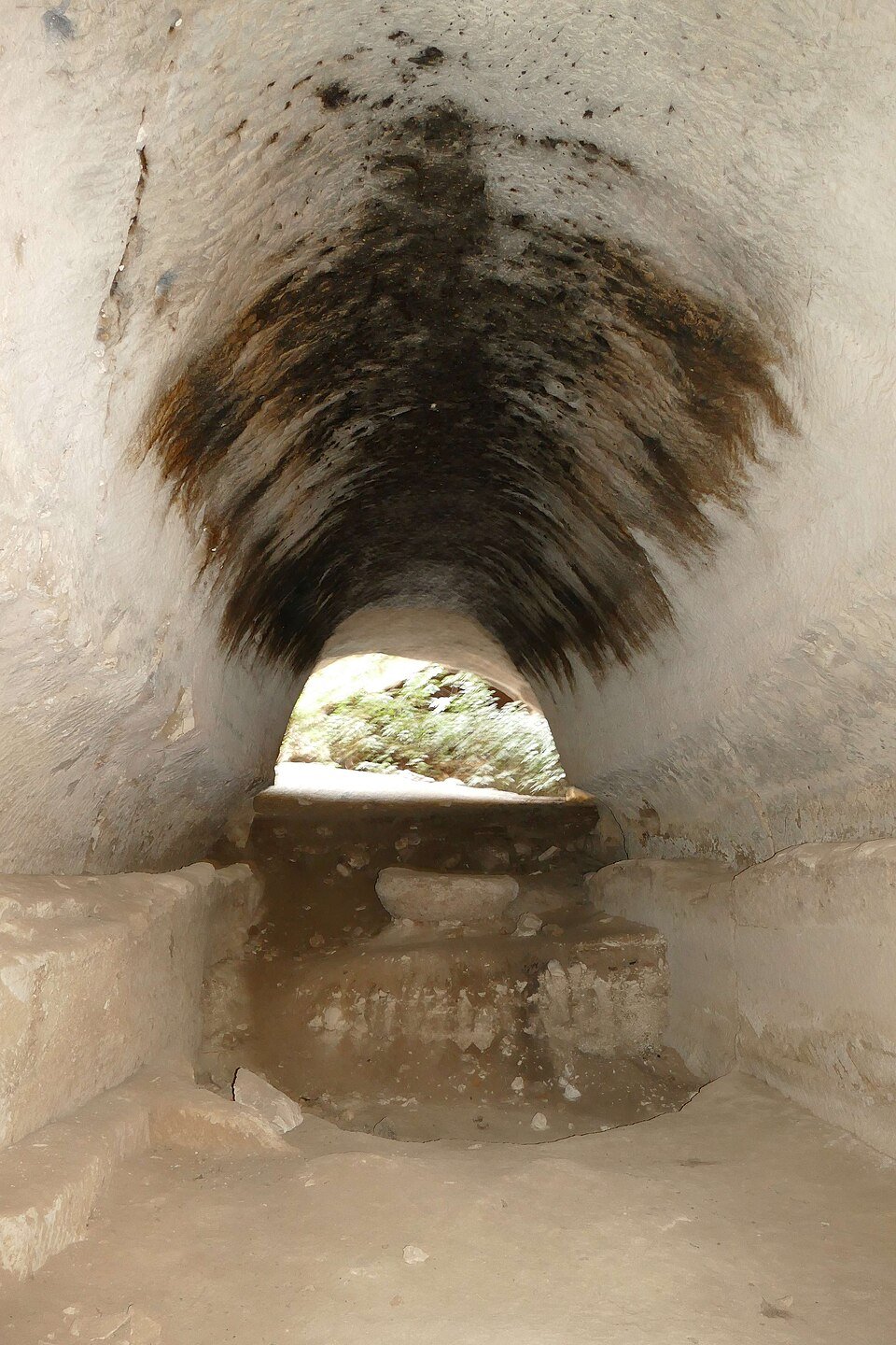 חלל מערת פעמון חצובה בבית גוברין, כשאור יום חודר מפתח בתקרה