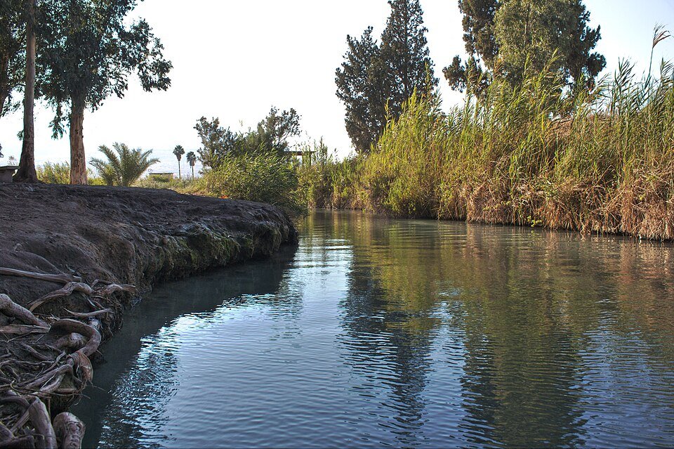 מי נחל הקיבוצים בעמק המעיינות, שלאורכו עוברים שבילי הרכיבה