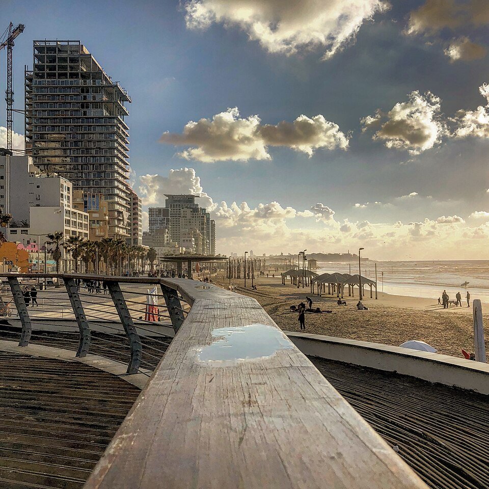 טיילת העץ לאורך חוף הים בתל אביב, המשך טבעי למסלול הירקון