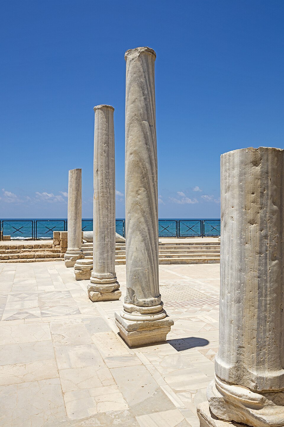 עמודי השיש בגן הלאומי קיסריה, על קו החוף