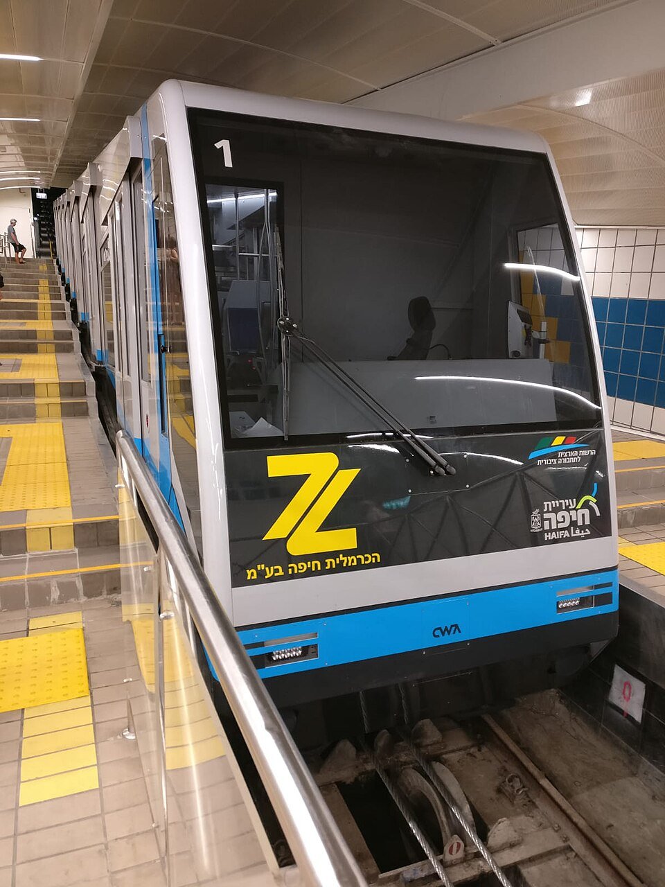 קרון הכרמלית המחודש בתחנה – רכבת תחתית משופעת בת שש תחנות בלב חיפה
