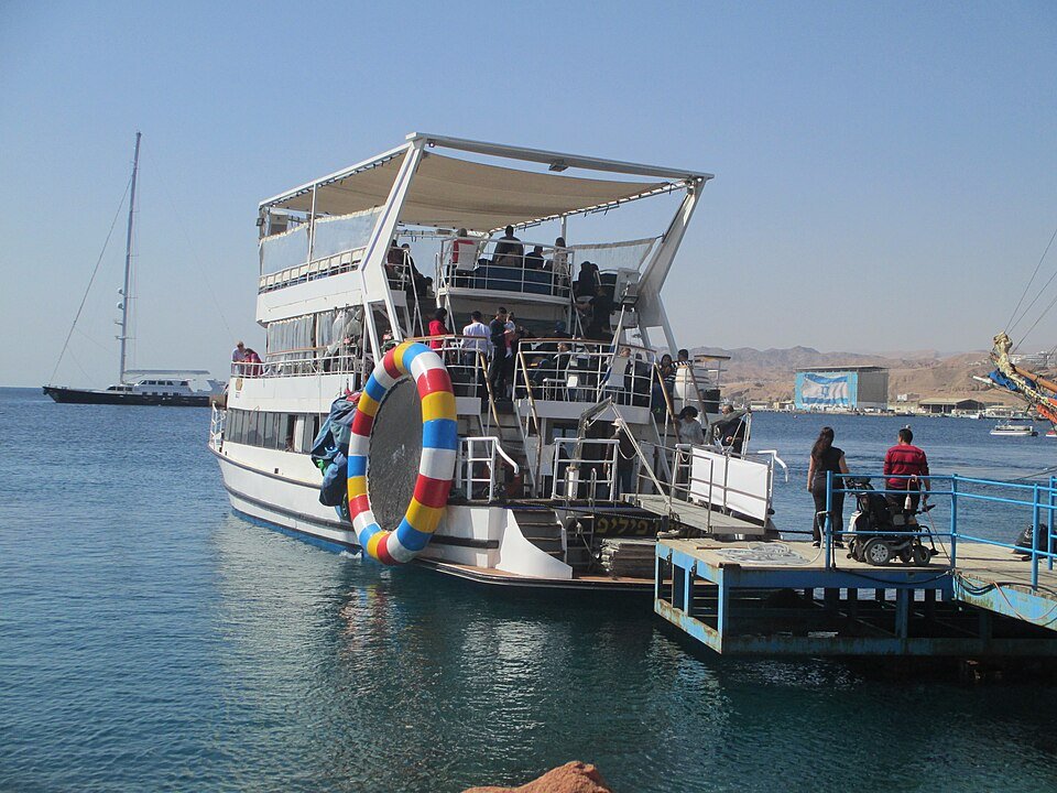 ספינת טיולים עוגנת במרינה של אילת