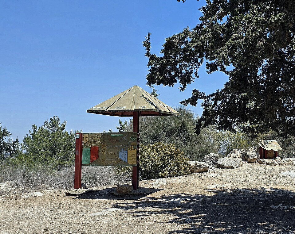 מצפור מוצל עם לוח הסבר ביער אשתאול (צילום: ישראל פרקר, ויקישיתוף, CC BY 2.5)
