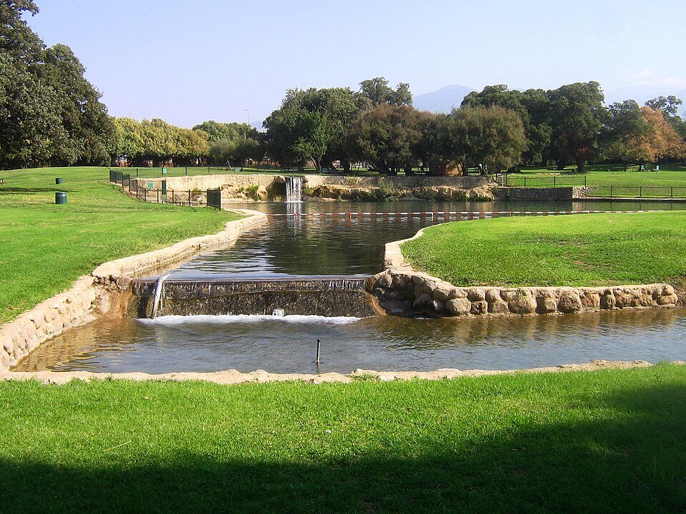 בריכה, אשד וגשר על הדשא בגן הלאומי חורשת טל – אחד מחניוני הלילה הוותיקים והמשפחתיים בארץ | צילום: צילום: ekeidar, ויקישיתוף, CC BY-SA 3.0