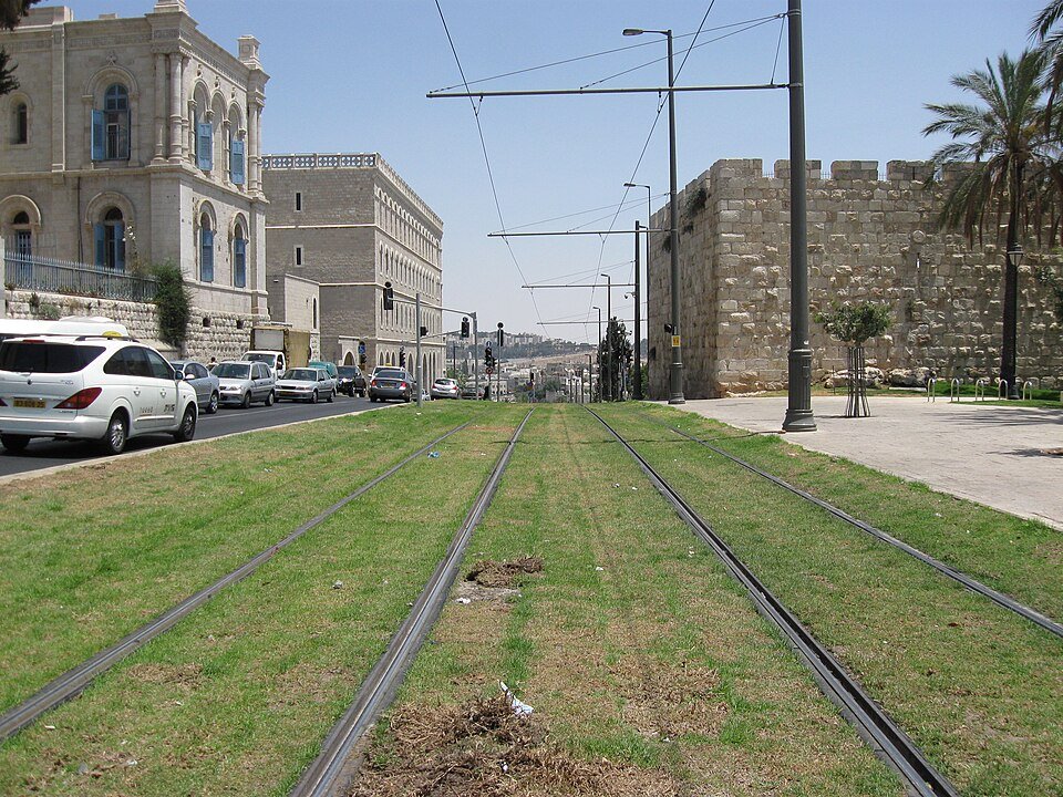 מסילת הרכבת הקלה עוברת בירושלים סמוך לחומות העיר העתיקה
