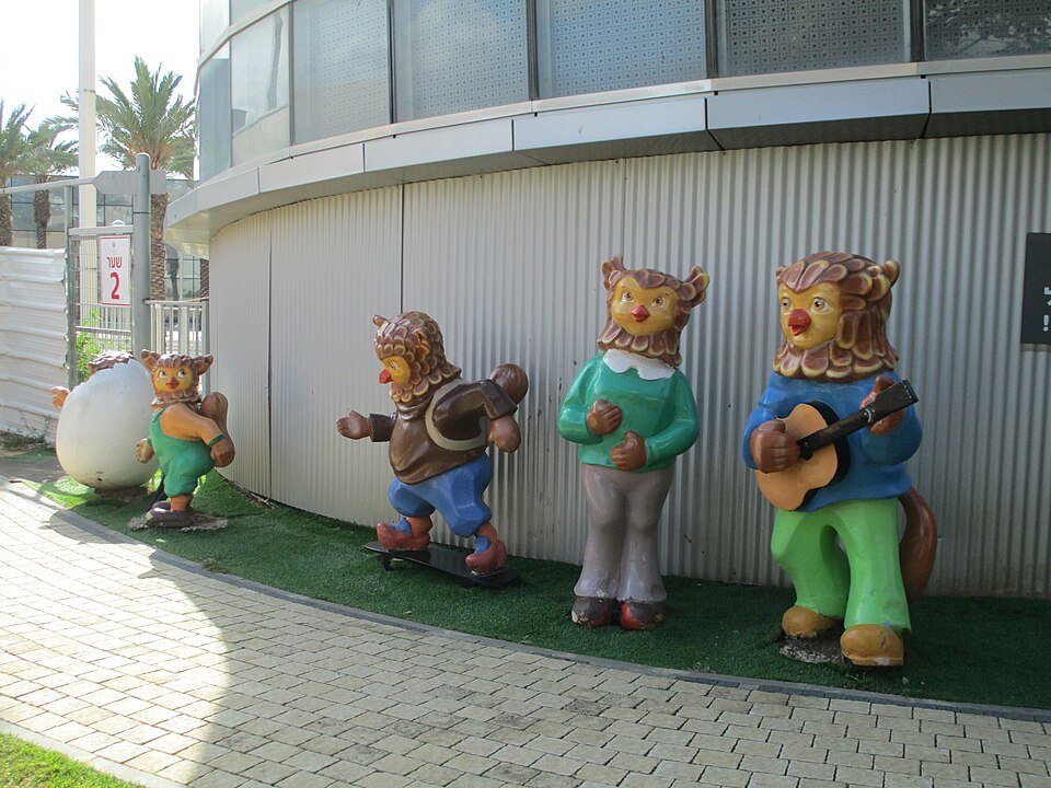 פסלי דובים מנגנים בחצר מוזיאון הילדים הישראלי בחולון (צילום: ד"ר אבישי טייכר, ויקישיתוף, CC BY 2.5)