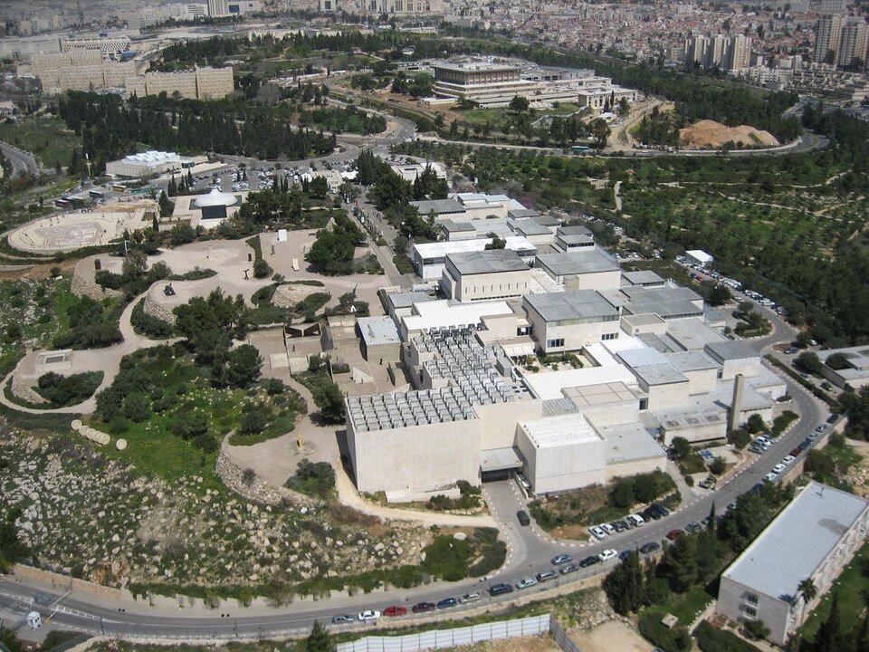 מתחם מוזיאון ישראל בירושלים ממעוף הציפור, על גבעה בשכונת גבעת רם