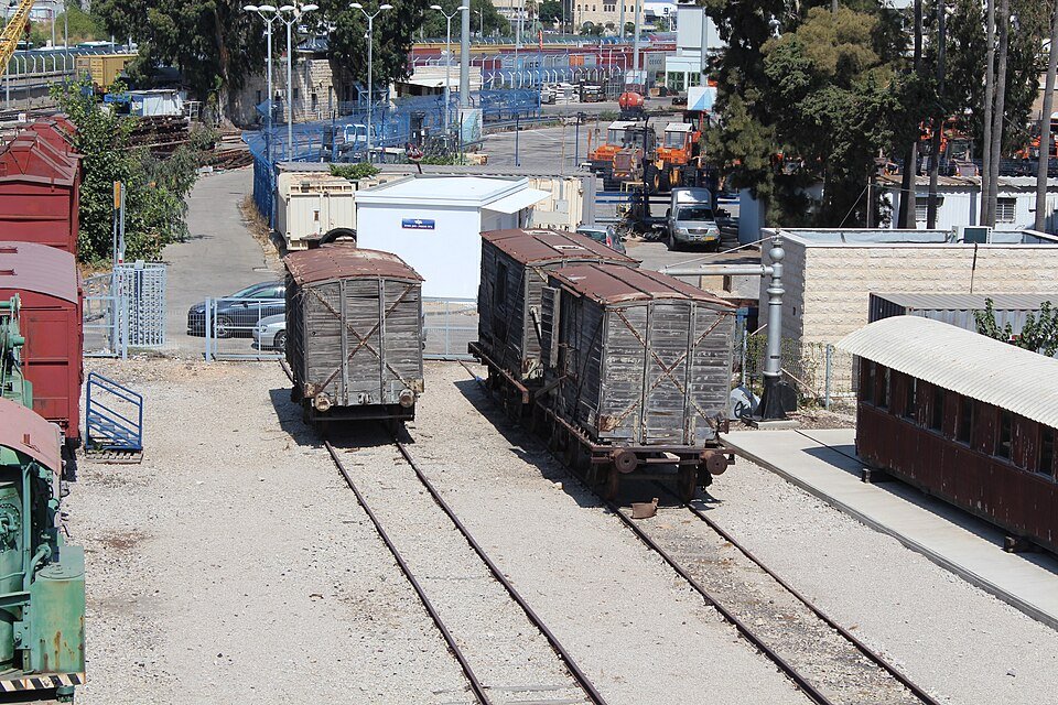 קרונות רכבת היסטוריים על הפסים במוזיאון הרכבת בחיפה