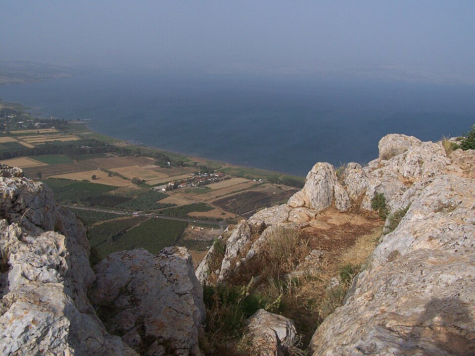 התצפית מראש הארבל אל הכינרת (צילום: מתניה, ויקישיתוף, CC BY-SA 3.0)