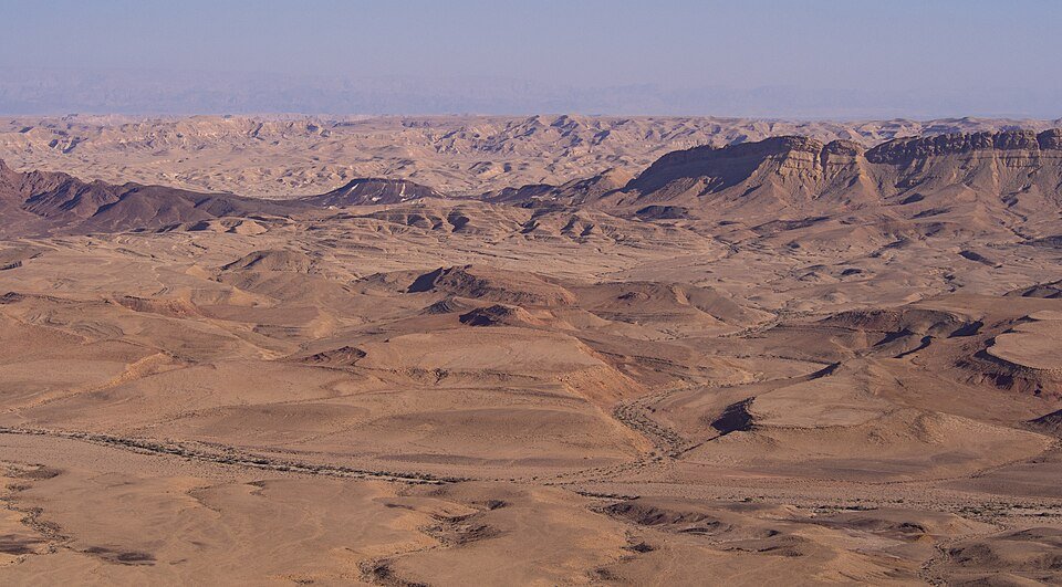 מרחבי מכתש רמון מן המצוק הצפוני (צילום: Rhododendrites, ויקישיתוף, CC BY-SA 4.0)