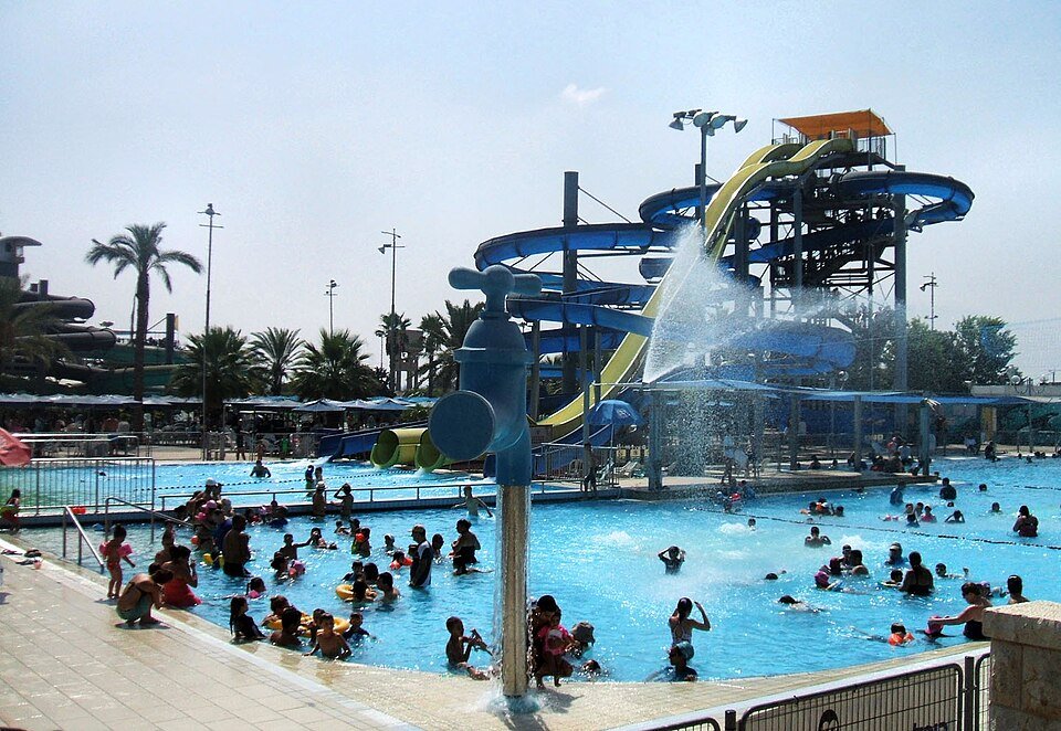בריכה מרכזית בפארק המים ימית 2000 בחולון, ומאחוריה מערך המגלשות (צילום: רדיומן, ויקישיתוף, CC0)