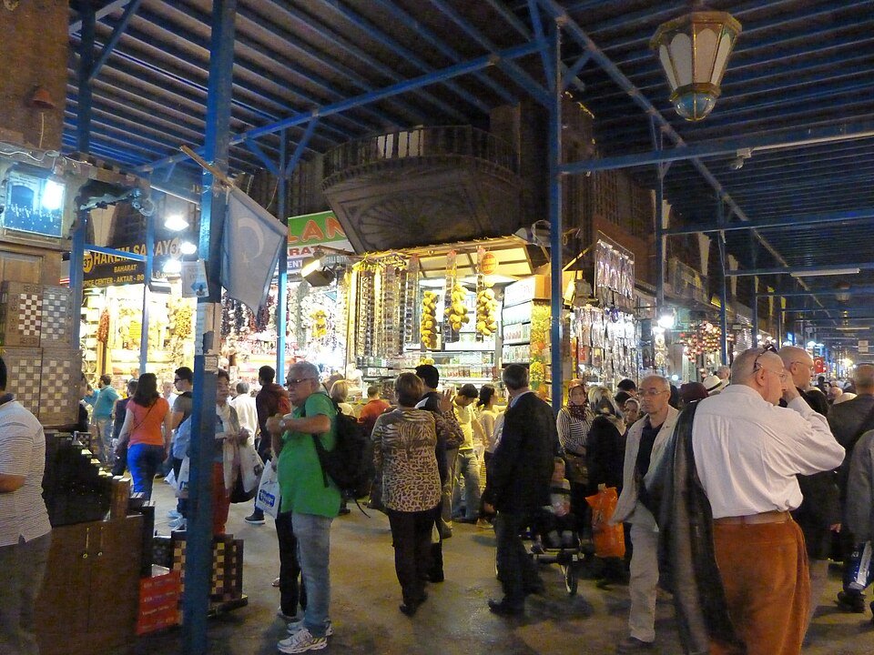 סמטת חנויות מקורה בשוק התבלינים, בשעת העומס של אחר הצהריים