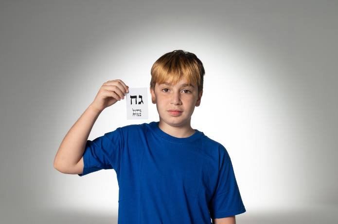 איתמר שני, תלמיד בן 11 המתמודד עם גידול במוח, בצילומי הקמפיין | צילום: האגודה למלחמה בסרטן